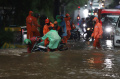 Pengendara Motor Terjebak Bajir di Kawasan Benda Bawah Pengendara Motor Terjebak Bajir di Kawasan Benda Bawah