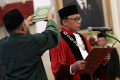 pengucapan-sumpah-jabatan-hakim-konstitusi-ridwan-mansyur_20231208_154958.jpg