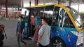 Pengunjung Mal QBig Antri Untuk Naik Mobil Listrik Tanpa Sopir