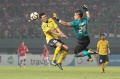 Penjaga Gawang Persija Jakarta Andritany Hadang Bola