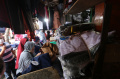 Penjual Baju Seragam Sekolah di Pasar Jatinegara Diserbu Pembeli