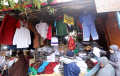 Penjual Baju Seragam Sekolah di Pasar Jatinegara Diserbu Pembeli