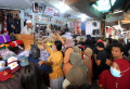 penjual-baju-seragam-sekolah-di-pasar-jatinegara-diserbu-pembeli_20220103_221949.jpg