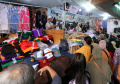 Penjual Baju Seragam Sekolah di Pasar Jatinegara Diserbu Pembeli