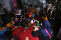 Penjual Baju Seragam Sekolah di Pasar Jatinegara Diserbu Pembeli