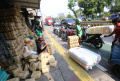 Penjual Besek Tempat Daging Kurban Menjelang Idul Adha