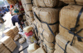 penjual-besek-tempat-daging-kurban-menjelang-idul-adha_20220706_175552.jpg
