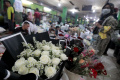 penjualan-bunga-jelang-hari-valentine_20220213_143055.jpg