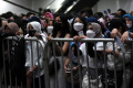 Penonton Konser Westlife di Surabaya