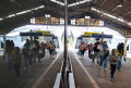 penumpang-kereta-api-di-stasiun-bandung-jelang-nataru_20221223_210951.jpg
