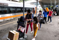 Penumpang Kereta Api di Stasiun Bandung Jelang Nataru