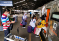 Penumpang Kereta Api di Stasiun Bandung Jelang Nataru