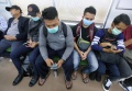 Penumpang KRL Gunakan Masker