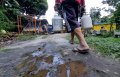 Penyadap Nira Aren di Hutan Kota Mata Air Cikendi Kota Bandung