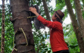 penyadap-nira-aren-di-hutan-kota-mata-air-cikendi-kota-bandung_20230803_213018.jpg