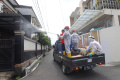 Penyemprotan Disinfektan di Lingkungan Warga