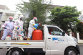 Penyemprotan Disinfektan di Lingkungan Warga
