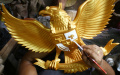 Perajin Patung Burung Garuda Kebanjiran Order 