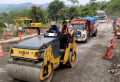 perbaikan-jalan-amblas-cirebon_20220430_072258.jpg