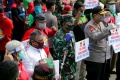 Peringati May Day, TNI-Polri Peduli Buruh Bagi-Bagi Sembako di S