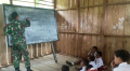 personel-satgas-pamtas-yonif-126kc-mengajar-anak-anak-di-perbat_20220822_154214.jpg