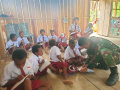 Personel Satgas Pamtas Yonif 126/KC Mengajar Anak-Anak Di Perbatasan Papua