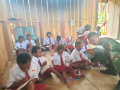 Personel Satgas Pamtas Yonif 126/KC Mengajar Anak-Anak Di Perbatasan Papua