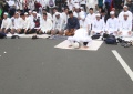 Peserta Demo 313 Sholat di Jalan Raya