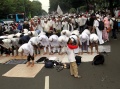 Peserta Demo 313 Sholat di Jalan Raya