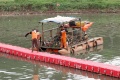petugas-bersihkan-sampah-di-bkt_20180124_152535.jpg