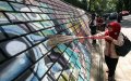 Petugas Bersihkan Tembok Lukisan Mural