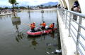 Petugas BPBD Bersihkan Sampah di Danau Masjid Raya Al Jabbar