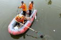 Petugas BPBD Bersihkan Sampah di Danau Masjid Raya Al Jabbar