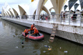 Petugas BPBD Bersihkan Sampah di Danau Masjid Raya Al Jabbar
