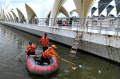 petugas-bpbd-bersihkan-sampah-di-danau-masjid-raya-al-jabbar_20230203_212509.jpg