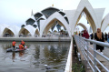 Petugas BPBD Bersihkan Sampah di Danau Masjid Raya Al Jabbar