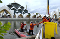 Petugas BPBD Bersihkan Sampah di Danau Masjid Raya Al Jabbar