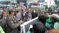 Petugas Gabungan Menertibkan Parkir Liar di Tangerang