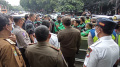 Petugas Gabungan Menertibkan Parkir Liar di Tangerang