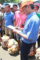 Petugas Jasa Marga Razia Pedagang Asongan