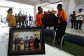 petugas-mengangkat-jenazah-korban-airasia-qz8501_20150112_110707.jpg