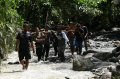 Petugas Mengangkat Korban Banjir Bandang Sibolangi