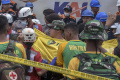 petugas-penyelamat-evakuasi-korban-tabrakan-kereta-di-cicalengka_20240105_184638.jpg