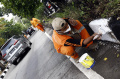 Petugas PPSU Rawamangun Mengecat Trotoar di Jalan Ahmad 