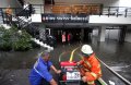 Petugas Sedot Genangan Air Parkir Arion Bandung