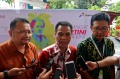 Petugas SPBU Berkebaya Sambut Hari Kartini