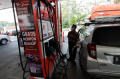 Petugas SPBU Coco Berpakaian Batik Layani Pelanggan