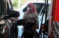 Petugas SPBU Coco Berpakaian Batik Layani Pelanggan