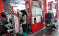 Petugas SPBU Coco Berpakaian Batik Layani Pelanggan