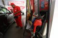 Petugas SPBU Layani Pengisian BBM Pertamax Yang Turun Harga